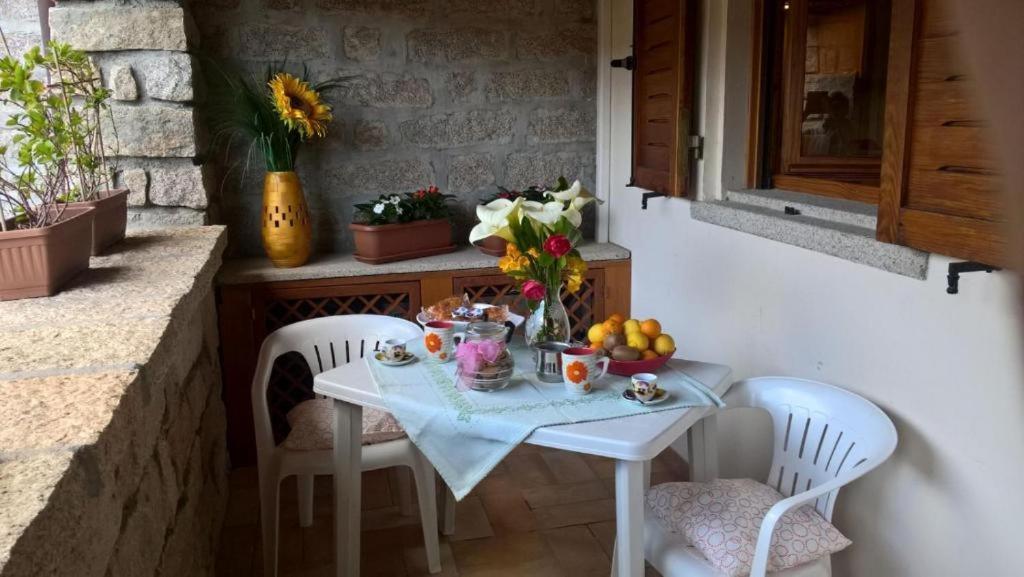 Casa Nel Borgo Di San Pantaleo Vila Exterior foto